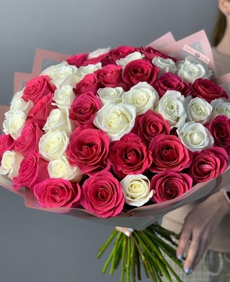 55 бело-розовых роз Эквадор 40 см