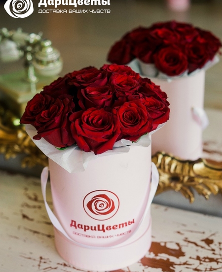 Букет «Amore» в шляпной коробке из 15 красных роз