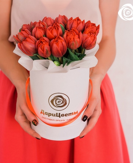 Букет «Amore» в шляпной коробке из 25 тюльпанов