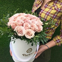 Букет «Amore» в шляпной коробке из 25 кремовых роз