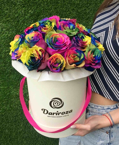 Букет «Amore» в шляпной коробке из 25 радужных роз