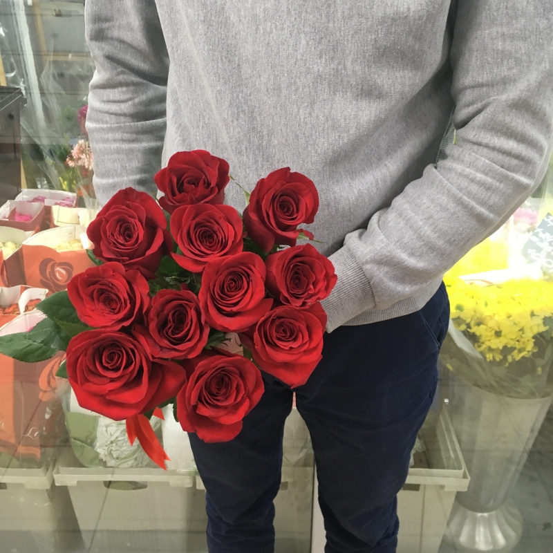Можно ли дарить 4 цветов. Букет красных роз. Букет в руках. Букет из красных роз. Цветы розы букет в руках.