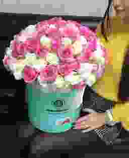 Букет «Amore» в шляпной коробке из 101 бело-красных роз