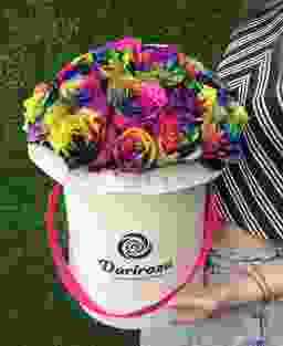 Букет «Amore» в шляпной коробке из 25 радужных роз