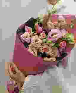 Букет из 11 розовых лизиантусов