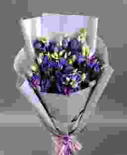 Букет из 35 фиолетовых лизиантусов