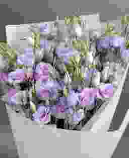 Букет из 51 фиолетовых лизиантусов