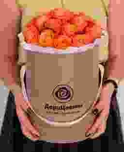 Букет «Amore» в шляпной коробке из 25 оранжевых роз