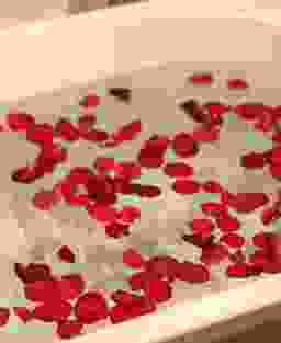 Лепестки роз (1 л)