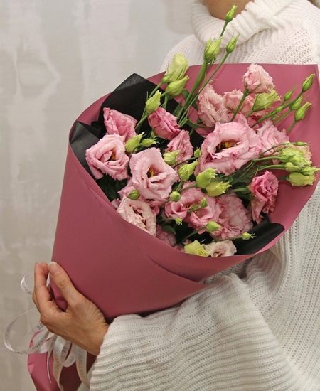 Букет из 11 розовых лизиантусов