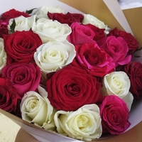 21 красная и белая роза (50 см)