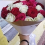 21 красная и белая роза (50 см)