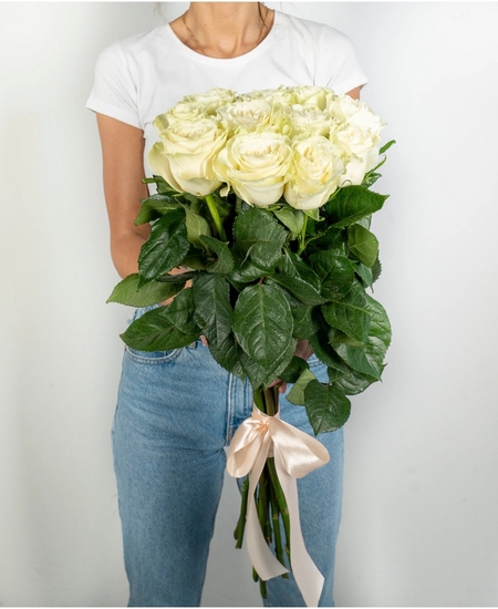 11 белых роз Россия (70 см)