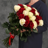 21 красная и белая роза (80 см)