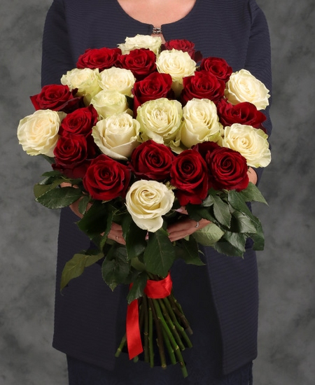 21 красная и белая роза (80 см)