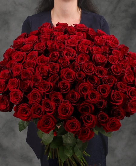 85 красных роз (90 см)