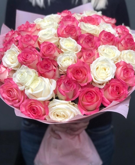 45 бело-розовых роз Эквадор 40 см