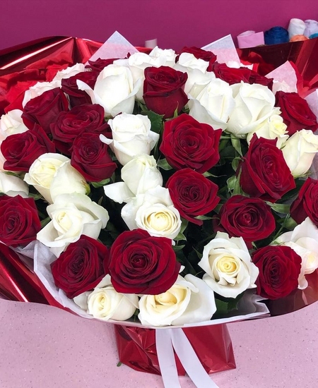 45 красно-белых роз Эквадор 50 см