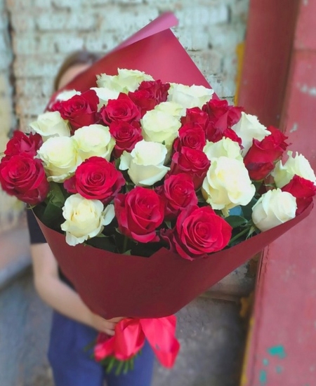 45 красно-белых роз Эквадор 60 см