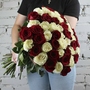Букеты из 55 роз 60 см с доставкой в Челябинске смотрите на нашем сайте Дари Цветы