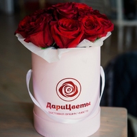 Букет «Amore» в шляпной коробке из 15 красных роз