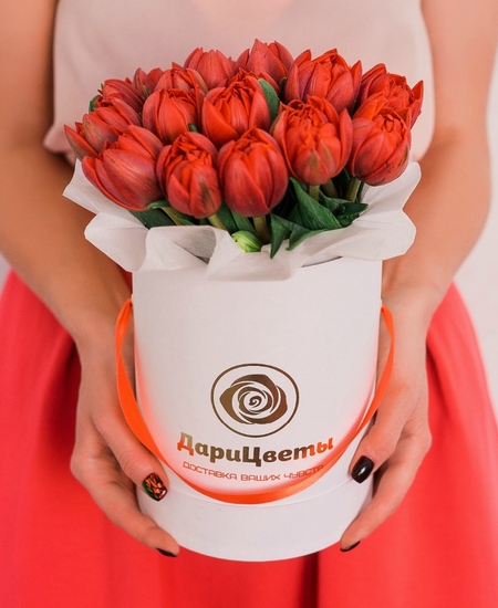 Букет «Amore» в шляпной коробке из 25 красных тюльпанов