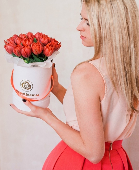 Букет «Amore» в шляпной коробке из 25 красных тюльпанов