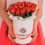 Букет «Amore» в шляпной коробке из 25 тюльпанов