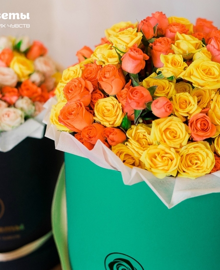 Букет «Amore» в шляпной коробке из 51 кустовой розы