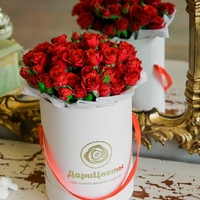 Букет «Amore» в шляпной коробке из 15 кустовых роз
