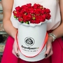 Букет «Amore» в шляпной коробке из 15 кустовых роз