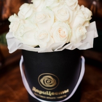 Букет «Amore» в шляпной коробке из 15 белых роз