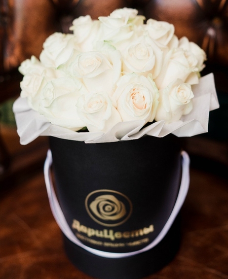 Букет «Amore» в шляпной коробке из 15 белых роз