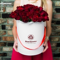 Букет «Amore» в шляпной коробке из 31 красной розы