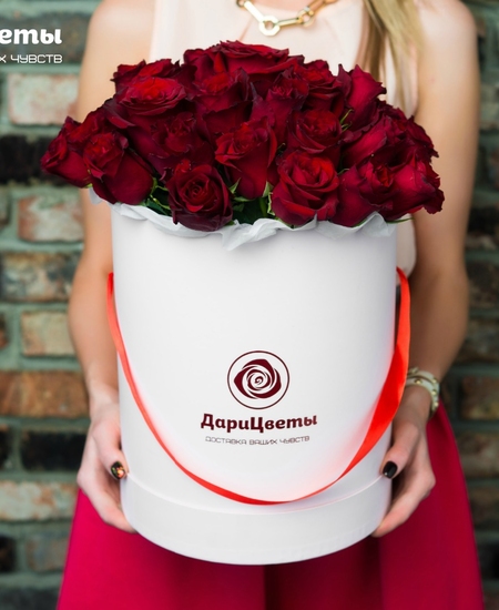 Букет «Amore» в шляпной коробке из 31 красной розы