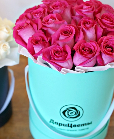 Букет «Amore» в шляпной коробке из 25 розовых роз