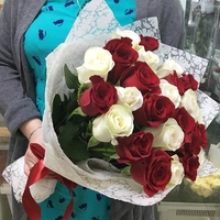 25 красно-белых роз (50 см)