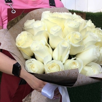 25 белых роз (40 см)