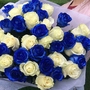 Букеты из сине белых роз завораживают. Загляните к нам на сайт и выберите синие и белые розы для своей возлюбленной