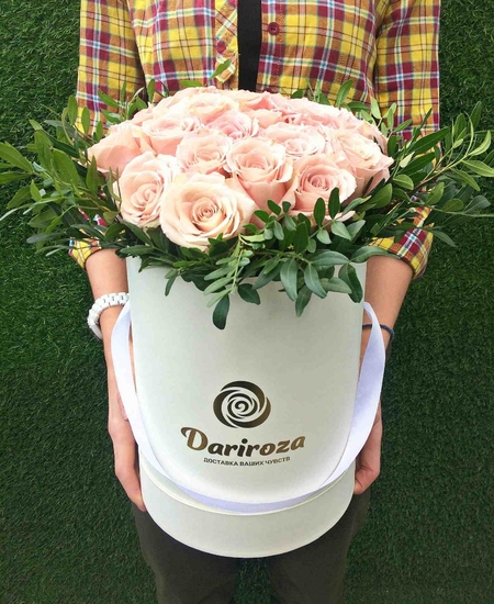 Букет «Amore» в шляпной коробке из 25 кремовых роз