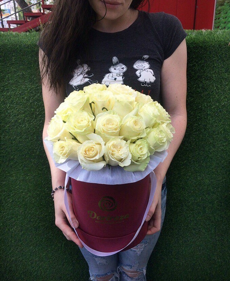Букет «Amore» в шляпной коробке из 25 белых роз
