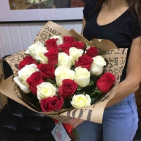 25 красно-белых роз (40 см)