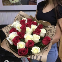 25 красно-белых роз (40 см)