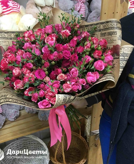 Букет из 25 кустовых роз с эвкалиптом
