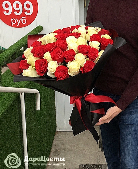 51 красно-белая роза (50 см)