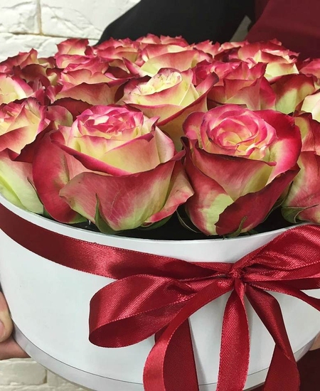 Букет «Amore» в круглой коробке из 25 роз