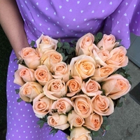 25 кремовых роз в коробке в форме сердца