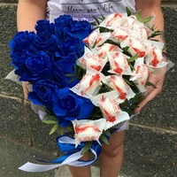 Синие розы и Raffaello в коробке в форме сердца