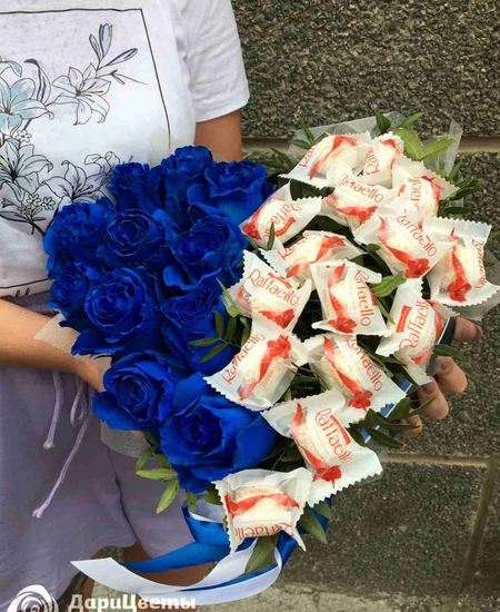 Синие розы и Raffaello в коробке в форме сердца