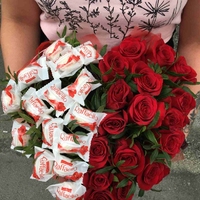 Красные розы и Raffaello в коробке в форме сердца